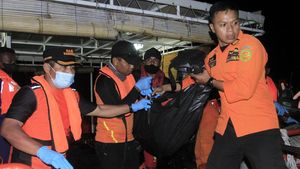 Tim SAR Evakuasi Korban Tewas Akibat Kapal Terbakar di NTT