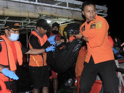 Tim SAR Evakuasi Korban Tewas Akibat Kapal Terbakar di NTT