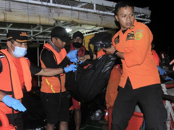 Tim SAR Evakuasi Korban Tewas Akibat Kapal Terbakar di NTT
