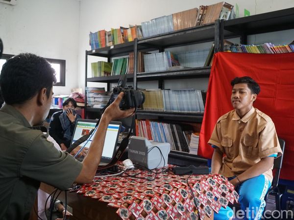 Asyik... Siswa Usia 17 Tahun Bisa Bikin e-KTP di Sekolah