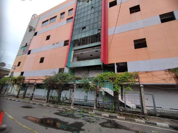 Bak Film Zombie, Ini Penampakan Gedung Eks Ramayana Koja yang Terbengkalai