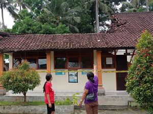 Hujan Deras Semalaman, Atap Gedung SDN 3 Kukuh Tabanan Ambruk