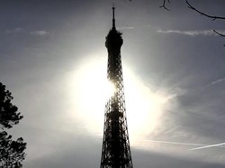 Momen Gerhana Matahari Parsial Lintasi Menara Eiffel