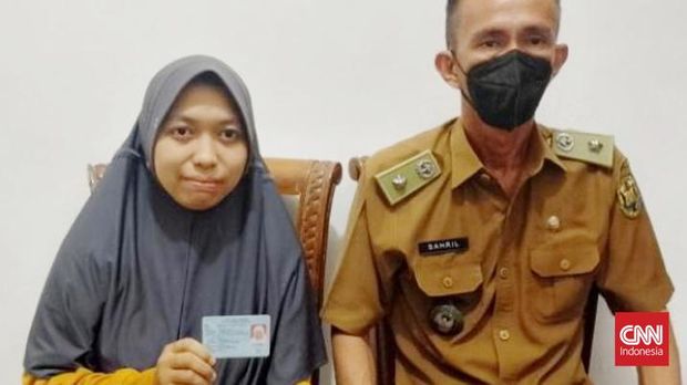 Gita Puspita didampingi Lurah  Gedong Air, Kota Bandarlampung, Syahril Iskandar memberikan mengklarifikasi  terkait identitasnya dikaitkan dengan pelaku penerobosan  dan pembawa senjata api (senpi) di Istana Merdeka di Jakarta yang tersebar di medsos kepada awak media di rumahnya.
