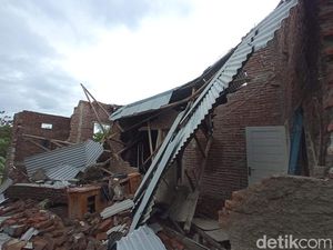 Ngerinya Cuaca Ekstrem Porak-porandakan Rumah di Cirebon