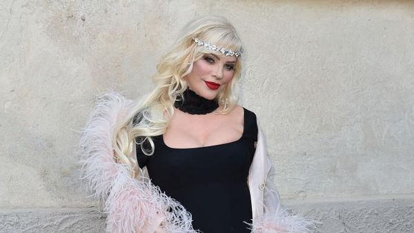 Kisah Bintang Porno yang Jadi Anggota DPR Dengan Kampanye Pamer Dada