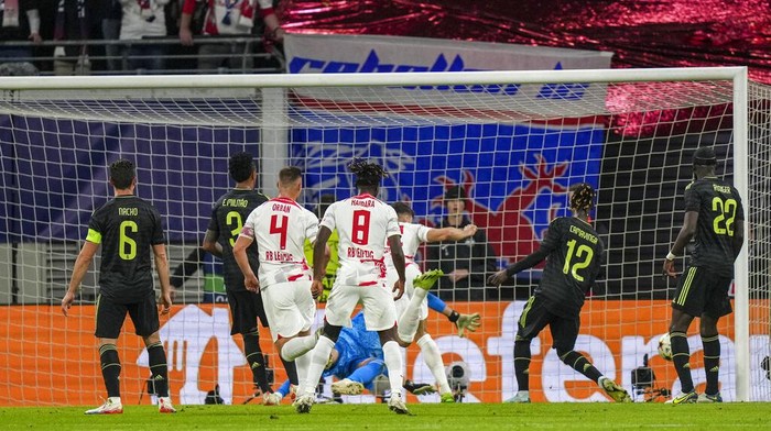 Juara Bertahan Real Madrid Tumbang, Tak Berdaya di Markas Leipzig Leipzig's Timo Werner celebrates after scoring his side's third goal with his teammates during the group F Champions League soccer match between RB Leipzig and Real Madrid at the RB Arena in Leipzig, Germany, Tuesday, Oct. 25, 2022. (AP Photo/Matthias Schrader)