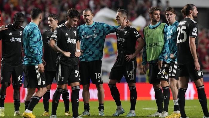 Juventus players react following their Champions League group H soccer match against SL Benfica at the Luz stadium in Lisbon, Tuesday, Oct. 25, 2022. (AP Photo/Armando Franca)