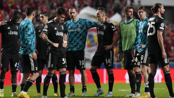 Juventus Juventus players react following their Champions League group H soccer match against SL Benfica at the Luz stadium in Lisbon, Tuesday, Oct. 25, 2022. (AP Photo/Armando Franca)