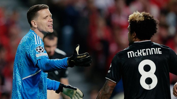 PORTO, PORTUGAL - OCTOBER 25: (L-R) Wojciech Szczesny of Juventus, Weston McKennie of Juventus  during the UEFA Champions League  match between Benfica v Juventus at the Estadio Da Luz on October 25, 2022 in Porto Portugal (Photo by Eric Verhoeven/Soccrates/Getty Images)