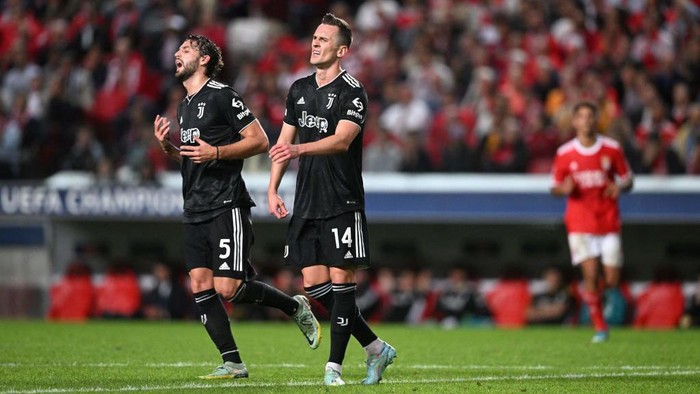Juventus Italian midfielder Manuel Locatelli and Juventus Polish forward Arkadiusz Milik (R) react during the UEFA Champions League 1st round day 5, Group H football match between SL Benfica and Juventus at the Luz stadium in Lisbon on October 25, 2022. (Photo by PATRICIA DE MELO MOREIRA / AFP) (Photo by PATRICIA DE MELO MOREIRA/AFP via Getty Images)