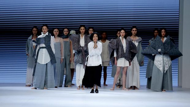 Jenama Sejauh Mata Memandang memamerkan koleksi bertajuk 'Baur' di gelaran Jakarta Fashion Week 2023 di PIM 3, Jakarta Selatan pada Selasa (25/10).