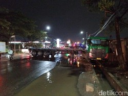 Truk Melintang Usai Tabrak Pembatas Jalan di Gresik, Bikin Macet hingga 7 Km