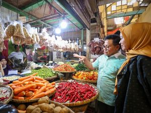 Sidak Pasar Johar Karawang, Muhaimin Sebut Harga Pangan Stabil