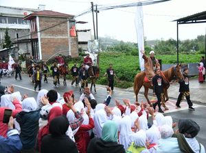 Sambut Ulang Tahun Ganjar, Sahabat Ganjar Gelar Kirab Budaya di Dieng