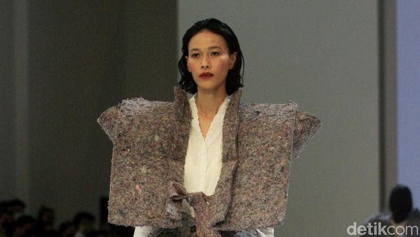 10 Koleksi Busana Sejauh Mata Memandang di JFW 2023, Angkat Limbah Tekstil