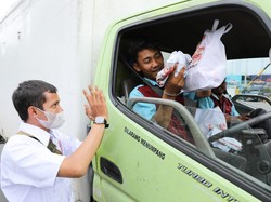 Bagikan Sembako, Komunitas Sopir Truk Dukung Ganjar Jadi Presiden