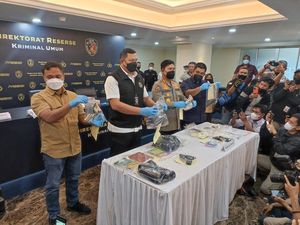 Siti Elina Todongkan Pistol Kosong ke Paspampres Siti Elina Todongkan Pistol Kosong ke Paspampres