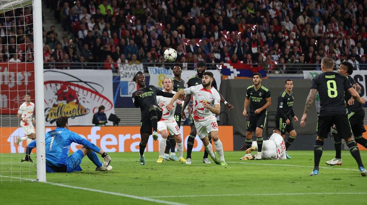 Real Madrid tertinggal 1-2 dari tuan rumah RB Leipzig di babak pertama laga Liga Champions. (Foto: AFP via Getty Images/RONNY HARTMANN)