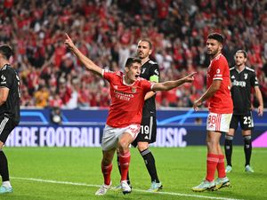 Babak I, Juventus Disikat Benfica 1-3 Babak I, Juventus Disikat Benfica 1-3