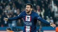 Squawka melansir, dari 10 laga terakhir Messi bersama PSG dan Timnas Argentina, La Pulga cetak 11 gol dan enam assist! (Getty Images)