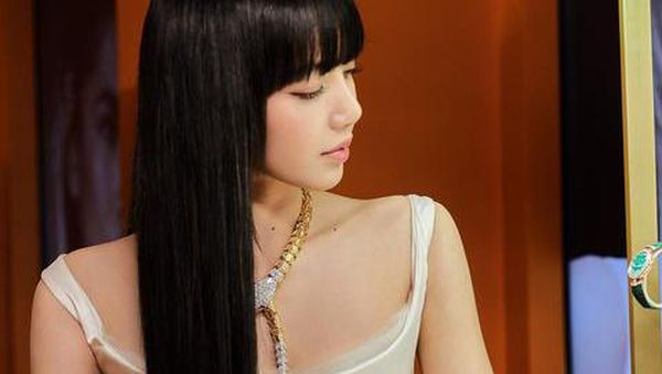 Lisa BLACKPINK Tampil Memesona Pakai Kalung Rp 4,6 M