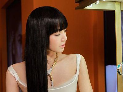 Lisa BLACKPINK Tampil Memesona Pakai Kalung Rp 4,6 M