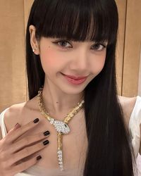 Lisa BLACKPINK Tampil Memukau Pakai Kalung Seharga Rp4,7 Miliar