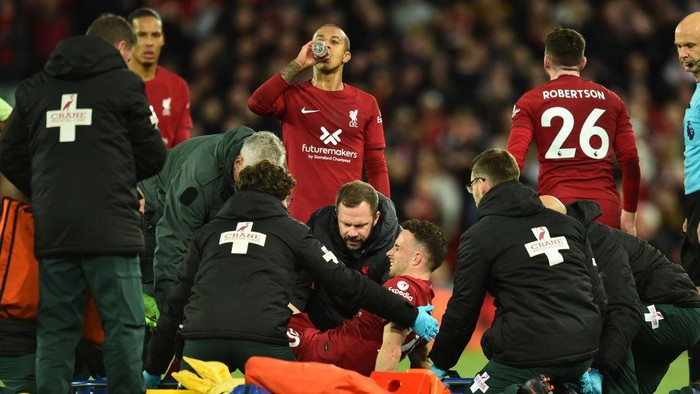 LIVERPOOL, ENGLAND - OCTOBER 16:  ( THE SUN OUT ,THE SUN ON SUNDAY OUT )  Diogo Jota of Liverpool goes down and gets carried off at the end Premier League match between Liverpool FC and Manchester City at Anfield on October 16, 2022 in Liverpool, England. (Photo by Andrew Powell/Liverpool FC via Getty Images)
