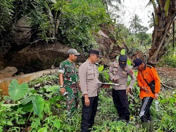 Bocah 11 Tahun Tewas Tertimbun Longsor di Cianjur