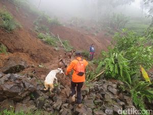 Ngerinya Longsor Siwarak Purbalingga Bikin Puluhan Rumah Terancam Hilang Ngerinya Longsor Siwarak Purbalingga Bikin Puluhan Rumah Terancam Hilang