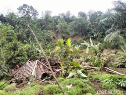 4 Rumah Warga di Bungbulang Garut Tertimbun Longsor