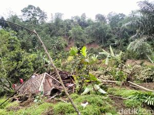 4 Rumah Warga di Bungbulang Garut Tertimbun Longsor 4 Rumah Warga di Bungbulang Garut Tertimbun Longsor