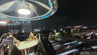 Foto: Sensasi Makan Digantung di Langit Jakarta, Ngilu tapi Seru!
