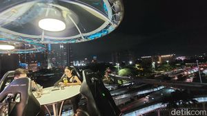Foto: Sensasi Makan Digantung di Langit Jakarta, Ngilu tapi Seru!