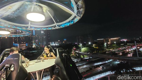 Foto: Sensasi Makan Digantung di Langit Jakarta, Ngilu tapi Seru!