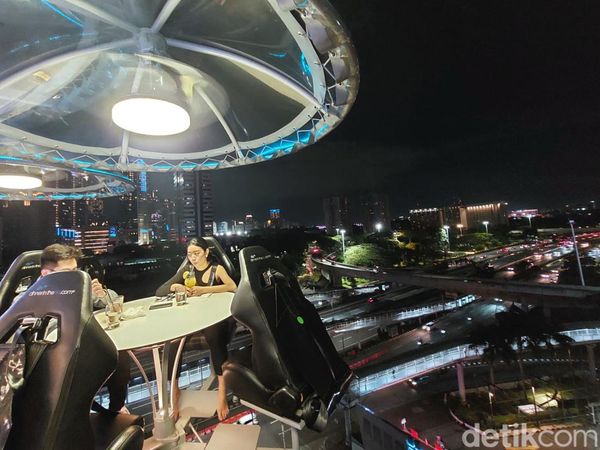 Foto: Sensasi Makan Digantung di Langit Jakarta, Ngilu tapi Seru!