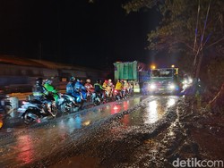 Macet Horor di Gresik, Pulang Pergi Terjebak hingga 10 Jam