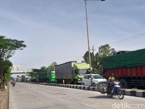 Imbas Pengecoran, Duduksampeyan Gresik Macet 10 Km Hingga Perbatasan Lamongan