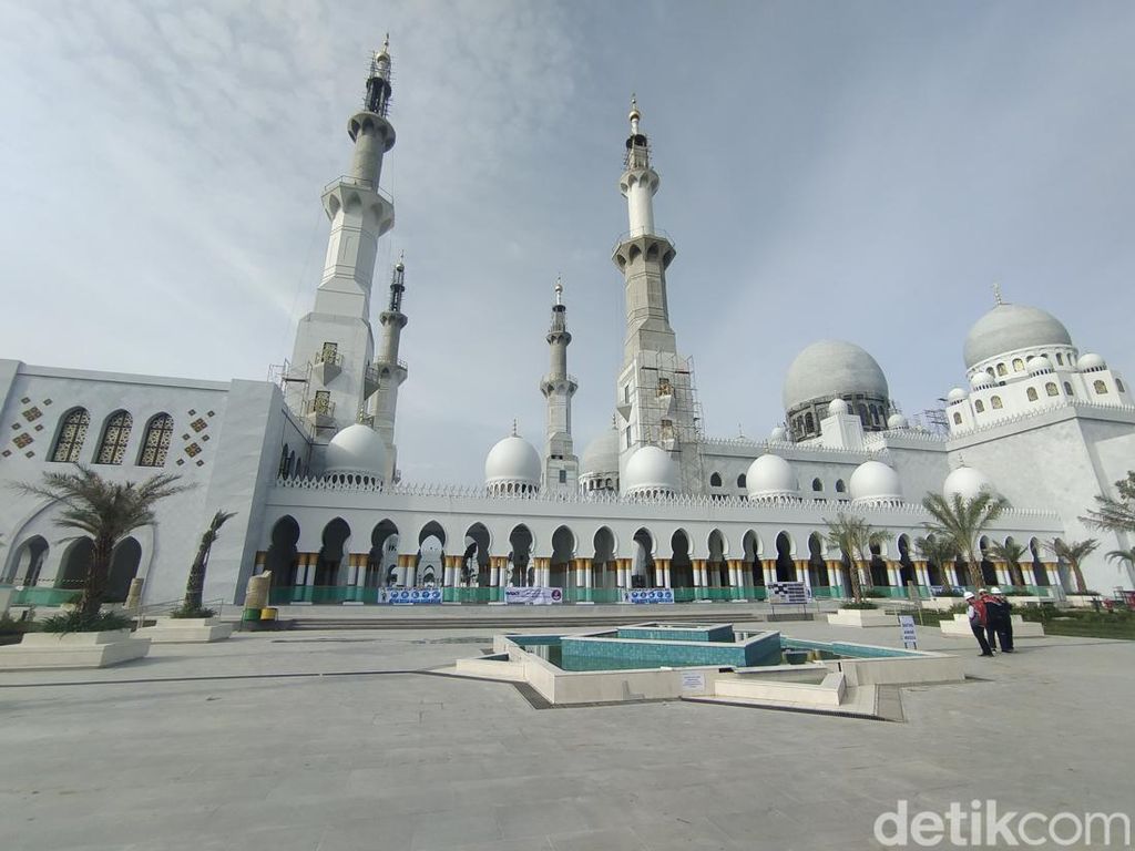 Gibran Pamer Cantiknya Masjid Sheikh Zayed: Udah Mirip di Abu Dhabi