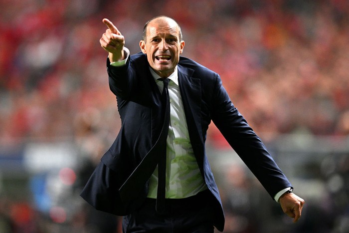 LISBON, PORTUGAL - OCTOBER 25: Massimiliano Allegri, Head Coach of Juventus gives their team instructions during the UEFA Champions League group H match between SL Benfica and Juventus at Estadio do Sport Lisboa e Benfica on October 25, 2022 in Lisbon, Portugal. (Photo by Octavio Passos/Getty Images)