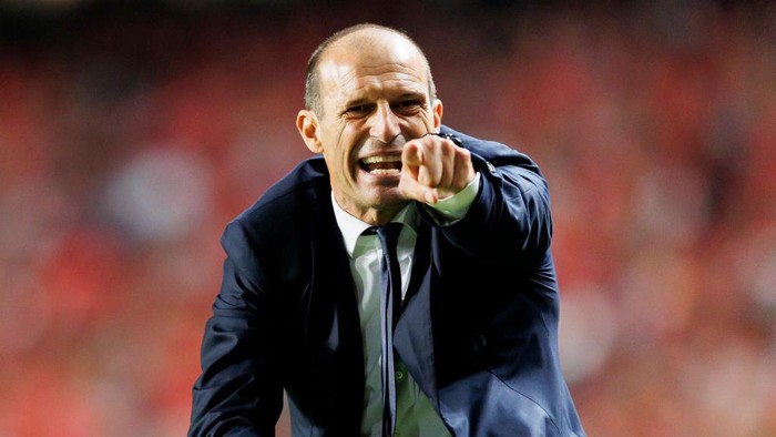 LISBON, PORTUGAL - OCTOBER 25: head coach Massimiliano Allegri of Juventus FC gestures during the UEFA Champions League group H match between SL Benfica and Juventus at Estadio do Sport Lisboa e Benfica on October 25, 2022 in Lisbon, Portugal. (Photo by Joao Rico/DeFodi Images via Getty Images)