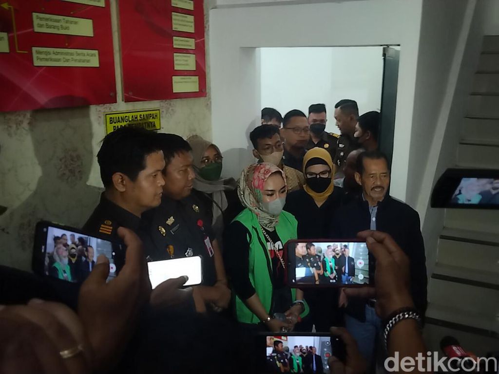 Medina Zein Ditahan Kejari Tanjung Perak Surabaya Terkait Tas Hermes Palsu