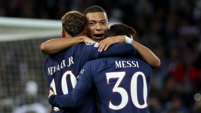 PARIS, FRANCE - OCTOBER 25: Neymar Jr of PSG celebrates his goal with Kylian Mbappe (left), Lionel Messi of PSG during the UEFA Champions League group H match between Paris Saint-Germain (PSG) and Maccabi Haifa FC at Parc des Princes stadium on October 25, 2022 in Paris, France. (Photo by Jean Catuffe/Getty Images)