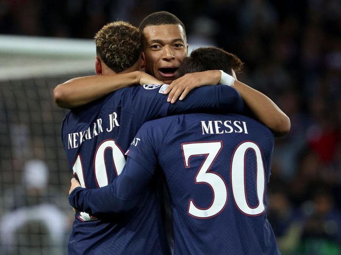 PARIS, FRANCE - OCTOBER 25: Neymar Jr of PSG celebrates his goal with Kylian Mbappe (left), Lionel Messi of PSG during the UEFA Champions League group H match between Paris Saint-Germain (PSG) and Maccabi Haifa FC at Parc des Princes stadium on October 25, 2022 in Paris, France. (Photo by Jean Catuffe/Getty Images)