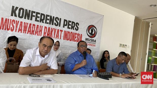 Ketua Umum Projo Budi Arie Setiadi dan pemimpin Relawan Buruh Sahabat Jokowi Andi Gani Nena Wea dalam jumpa pers Musyawarah Rakyat Indonesia di Jakarta, Rabu (26/10).