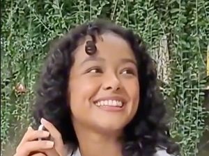 Most Pop: Putri Anies Baswedan Sendirian di Halte, Tas Gucci Curi Atensi Most Pop: Putri Anies Baswedan Sendirian di Halte, Tas Gucci Curi Atensi