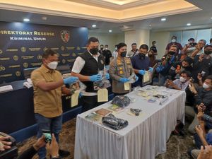 Terungkap Pemilik Pistol yang Dibawa Siti Elina saat Coba Terobos Istana Terungkap Pemilik Pistol yang Dibawa Siti Elina saat Coba Terobos Istana