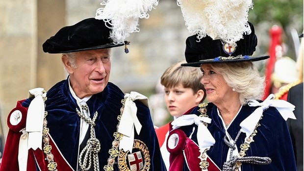 Foto Pangeran Charles dan Camilla memakai jubah kerajaan Inggris.