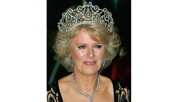 Foto Camilla saat memakai mahkota.